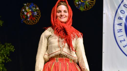 Zimní varianta lidového oděvu z Plzeňska s kožíškem a vlněným šátkem
