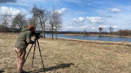 Ornitolog Václav Luka pozoruje ptáky u Žabakoru