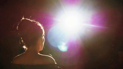 Opera, světla reflektorů