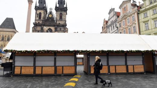 Zavřené vánoční  trhy na Staroměstském náměstí