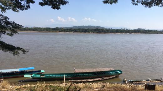 Hranice prochází přesně středem řeky. Pohled z thajského břehu přes Mekong do Laosu