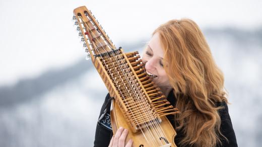Kateřina Göttlichová a její nyckelharpa, která zní i na novém albu Zimnice