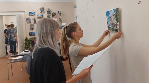 Žákyně třetího  ročníku  Renata (vpravo) při  instalaci  srovnávacích snímků na výstavě  v Centru  kultury a vzdělávání v Kopidlně