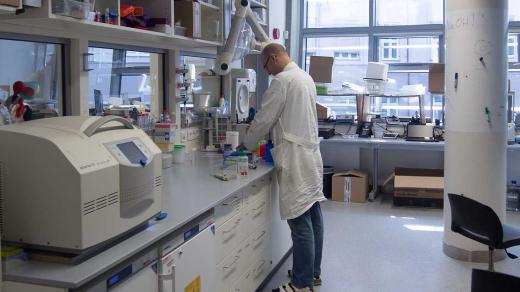 Výzkumná laboratoř týmu Petra Cíglera, který pracuje na nové metodě výroby nanokrystalů