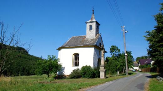 Kaple s křížem jsou dvě největší památky Bušína