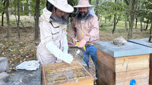 Včelařka Helena Bendová s tatínkem