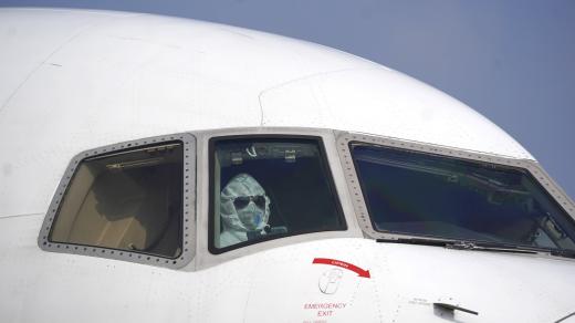 Pilot nákladního letadla na letišti ve Wu-chanu