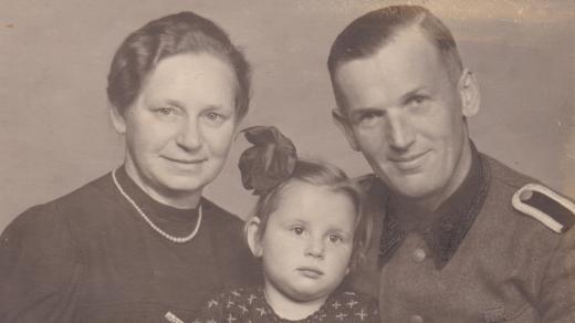 Lia (Julie Klačková) se svými pěstouny Gertrudou a Theodorem Kutzovými