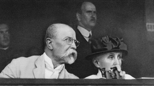 Tomáš Garrigue Masaryk na sokolském sletu s chotí roku 1920