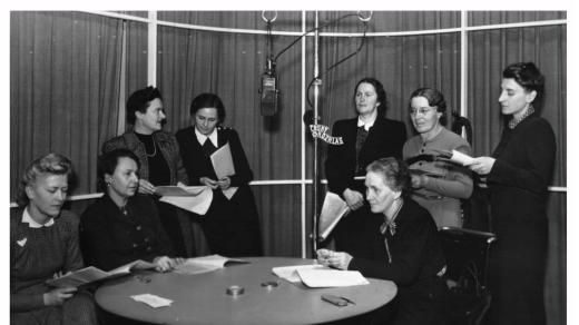 Rozhlasové vysílání k 50. výročí založení dívčího reálného gymnázia Krásnohorská, třetí zleva je Milada Součková