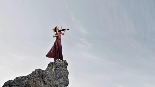 Hráčka na violu, hory (ilustrační foto)