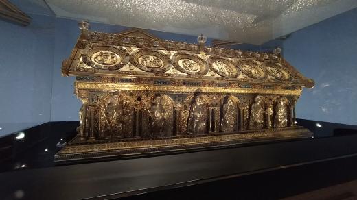 V relikviáři odpočívají ostatky čtyř svatých