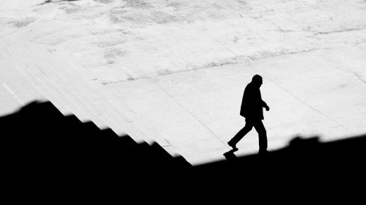 Stín, silueta muže, chůze po schodech, město, samota (ilustrační foto)
