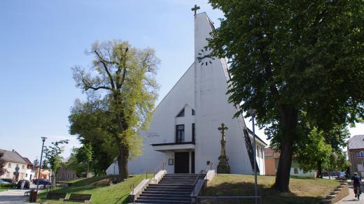 Kostel sv. Jiljí v Křelově spojuje s jeho předchůdci kamenný kříž u vchodu