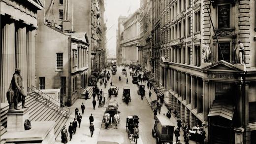 Wall Street v New Yorku. V popředí vlevo je Federal Hall; vpravo je banka J. P. Morgana. Rok 1910