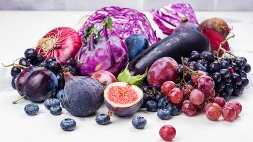 Fialové ovoce a zelenina, červené zelí, fíky, švestky, borůvky, hrozny, lilek, zdravá strava, tmavě modrá, jednobarevná dieta. Ilustrační foto