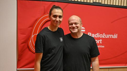 Olivie Lukášová a moderátor David Novotný ve studiu Radiožurnálu Sport