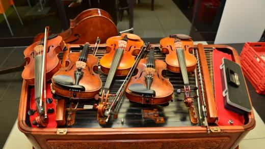 Hudební nástroje, housle, cimbál