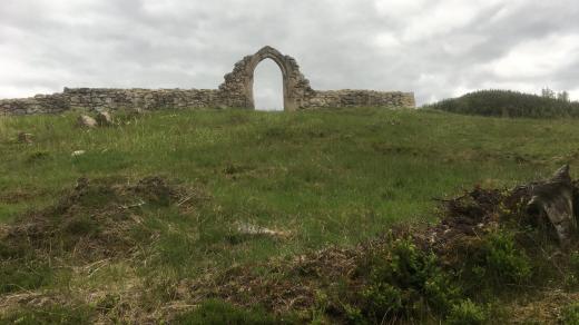 Ruiny kostela sv. Mikuláše jsou rozlohou velmi malé, ovšem ztracené v lesích působí naprosto výjimečně