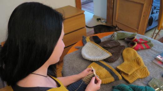 Při pletení nalbindingovou technikou se používá jen jedna jehla