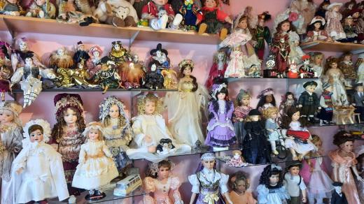 Majitelka dnes vlastní úctyhodnou sbírku panenek. Jen těch větších má přes 600