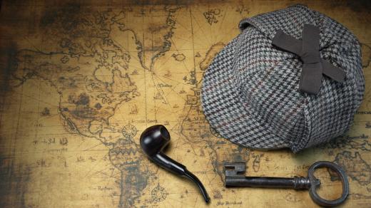 Čepice a dýmka Sherlocka Holmese