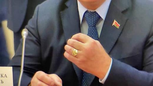 Běloruský prezident Alexandr Lukašenko s pamětním prstenem od Vladimira Putina
