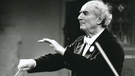 Rafael Jeroným Kubelík, významný český dirigent, již méně je znám též jako hudební skladatel a houslista ve Smetanově síni při zahajovacím koncertu Pf 1990