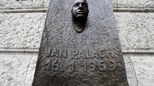 Pamětní deska Jana Palacha na pražské Filozofické fakultě