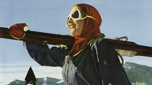Žena s lyžemi na dobovém reklamním plakátu