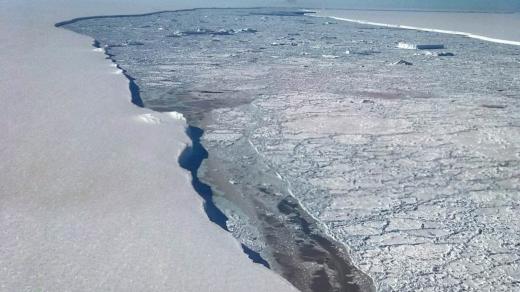 Trhlina mezi ledovcem Larsen C a obří krou, která dostala název A-68. Vědci jsou mimo jiné nadšení z náhle možnosti odkrýt, jaké formy života jsou schopny přežít v mrazivé vodě pod stovky metrů tlustou vrstvou ledu.