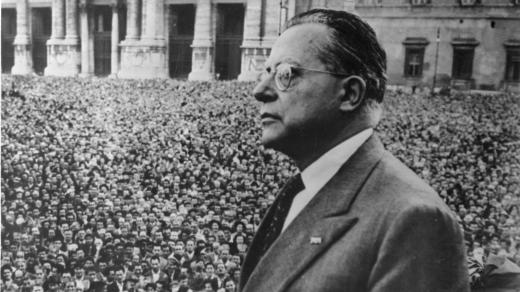 Palmiro Togliatti (1893 - 1964) italský komunistický politik. Snímek z projevu při volbách 30. května 1952 na náměstí sv. Petra v Římě