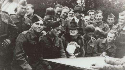 Návštěva první dámy Hany Benešové u československých vojáků v Anglii
