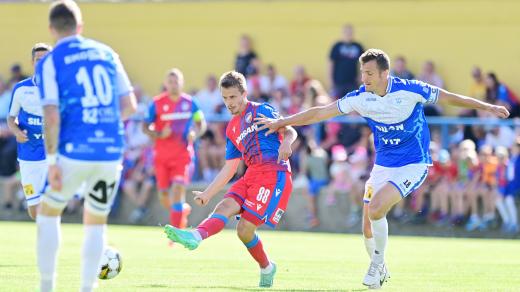 Hráči FC Silon Táborsko (v bílo-modrém) při přípravném zápase s Plzní
