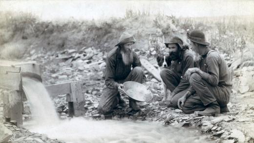 Zlatá horečka: Tři muži se psem při rýžování zlata v potoce v Black Hills v Jižní Dakotě v roce 1889