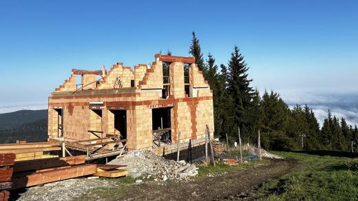 Hrubá stavba nové chaty Horské služby v Beskydech na Javorovém