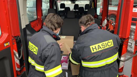 Dobrovolní hasiči v Karlovarském kraji dostali respirátory a roušky od neziskové organizace z jižní Moravy
