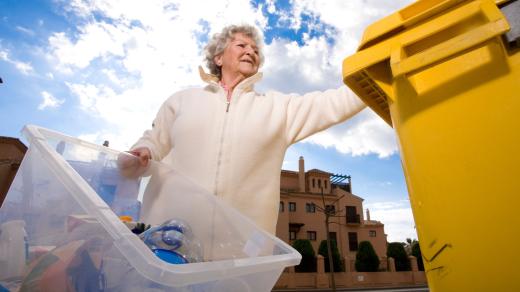 Seniorka, odpad, popelnice, třídění odpadu, plasty, komunální odpad, kontejner, ilustrační foto