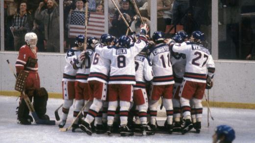 Hokejový zázrak popisuje příběh amerických hokejistů, kteří zaskočili favorizované Sověty