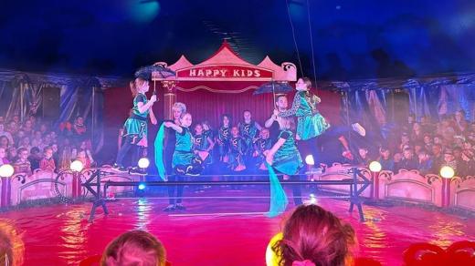 Netradiční cirkusové vystoupení připravilo v Lánově na Trutnovsku na 300 žáků tamní základní školy