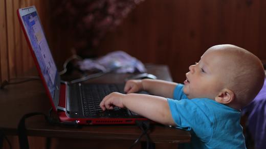 Dítě a technologie - laptop - mimino