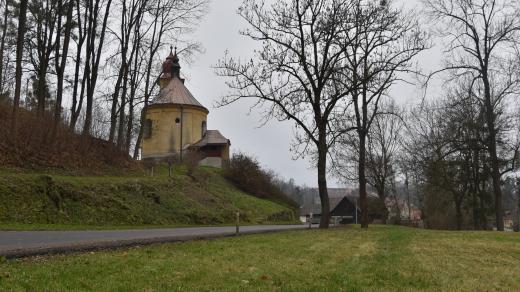 Kostel ve vesnici Chmelík