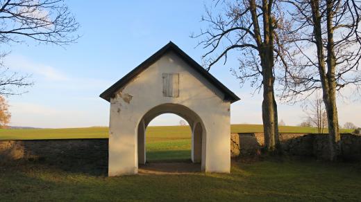 Hlavní vstupní brána židovského hřbitova v Dřevíkově