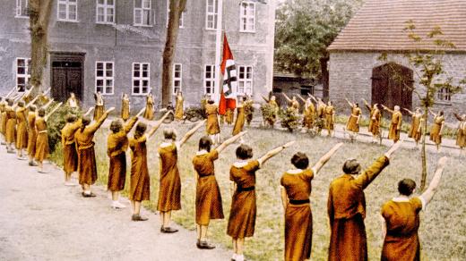 Dívky v internátu zdravící nacistickým pozdravem