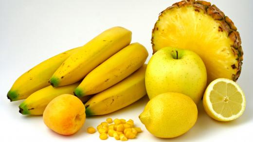 Žluté ovoce, banány, ananas, citrony, jablko, meruňka, kukuřice