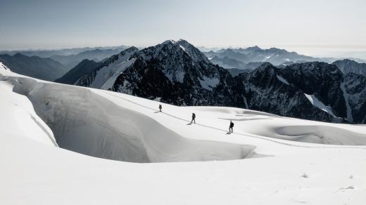 Průchod mezi trhlinami v ledovci