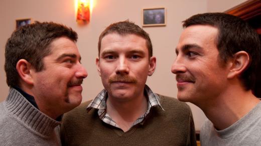 Movember je typický tím, že se na začátku listopadu muži oholí a do konce měsíce si nechají růst knírek. Cílem akce je zvýšení povědomí o mužských nemocech