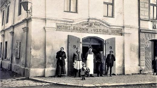 Hostinec u Pichlů v roce 1925, náměstí Bechyně, z knihy Příběhy bechyňských domů a jejich obytel