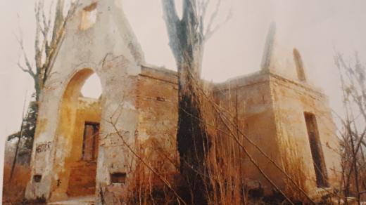 Torzo bohnické márnice, kde oba pachatelé přebývali (snímek z roku 1997)