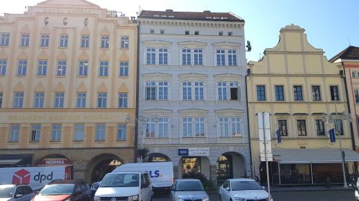 Dům umění (uprostřed) na náměstí Přemysla Otakara II. v Českých Budějovicích